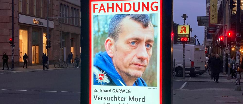 Ein Fahndungsplakat zeigt den mutmaßlichen früheren RAF-Terroristen Burkhard Garweg.
