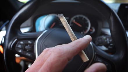Joint am Steuer eines Autos? Keine gute Idee, denn THC beeinträchtigt das Sehvermögen.