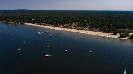 Zahlreiche Menschen sind im Sommer mit ihren Booten auf dem Wannsee in Berlin unterwegs. 