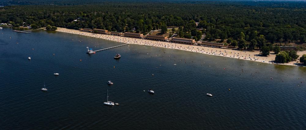 Zahlreiche Menschen sind im Sommer mit ihren Booten auf dem Wannsee in Berlin unterwegs.