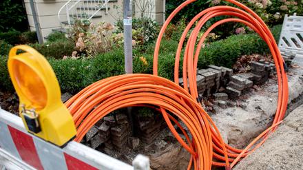 Leerrohre für neue Glasfaserkabel liegen auf einer Baustelle.