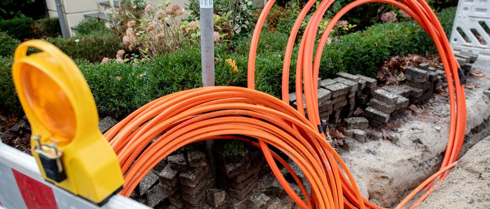 Leerrohre für neue Glasfaserkabel liegen auf einer Baustelle.