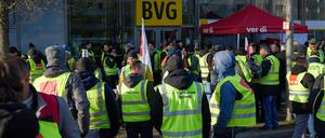 Zahlreiche Beschäftigte nehmen an einer Kundgebung vor der BVG-Zentrale teil.