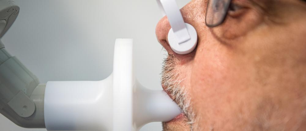 Ein Patient sitzt in einer Klinik am Teutoburger Wald, in der Long-Covid-Patienten behandelt werden, zur Überprüfung seiner Lungenfunktion. (Symbolbild)