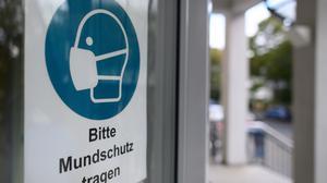 ARCHIV - 07.10.2020, Sachsen, Dresden: Ein Schild «Bitte Mundschutz tragen» ist am Eingang eines Krankenhauses angebracht. Sachsen-Anhalt lässt die Maßnahmen während der Pandemie von einer Expertenkommission aufarbeiten. (zu dpa: «Kommission untersucht Coronamaßnahmen in Sachsen-Anhalt») Foto: Robert Michael/dpa-Zentralbild/dpa +++ dpa-Bildfunk +++