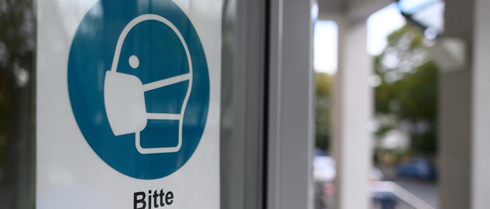 Ein Schild „Bitte Mundschutz tragen“ am Eingang eines Krankenhauses (Archivbild von 2020).