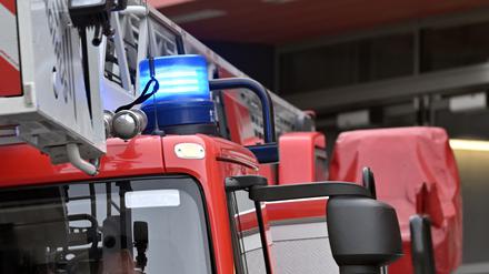 Potsdam, 30.01.2024, Lokales, Feuerwehr Potsdam, Feuerwehrfahrzeug im Einsatz, Blaulicht, Symbolfoto, Genrebild, Foto: Ottmar Winter PNN ACHTUNG: Foto ist ausschließlich für redaktionelle Berichterstattung der PNN und des TGSP! Eine kommerzielle Nutzung, z.B. Werbung, ist ausgeschlossen. Die Weitergabe an nicht autorisierte Dritte, insbesondere eine weitergehende Vermarktung über Bilddatenbanken, ist unzulässig.