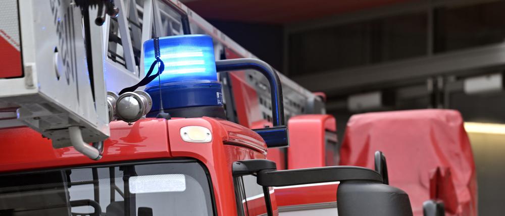 Potsdam, 30.01.2024, Lokales, Feuerwehr Potsdam, Feuerwehrfahrzeug im Einsatz, Blaulicht, Symbolfoto, Genrebild, Foto: Ottmar Winter PNN ACHTUNG: Foto ist ausschließlich für redaktionelle Berichterstattung der PNN und des TGSP! Eine kommerzielle Nutzung, z.B. Werbung, ist ausgeschlossen. Die Weitergabe an nicht autorisierte Dritte, insbesondere eine weitergehende Vermarktung über Bilddatenbanken, ist unzulässig.