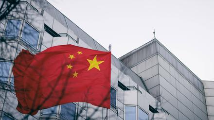Die Fahne der Volksrepublik China vor der chinesischen Botschaft in Berlin. 
