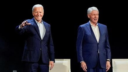 Die früheren US-Präsidenten Joe Biden und Bill Clinton. 