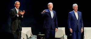 US-Präsident Joe Biden (Mitte) mit seinen beiden demokratischen Vorgängern Barack Obama (links) und Bill Clinton bei einer Spendengala in New York.     