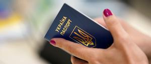 Irina Morozowa, Flüchtling aus der ukrainischen Stadt Nikolaev, hält ihren Reisepass in der PIK-Station (Personalisierungs-infrastruktur-Komponenten) in der Landesunterkunft für Flüchtlinge Bad Segeberg während der Registrierung in der Hand. Das Landesamt für Flüchtlinge und Migration unterstütz seit Anfang Mai die Kreise und kreisfreien Städte bei der Registrierung der Vertriebenen aus der Ukraine. +++ dpa-Bildfunk +++