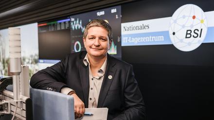 Claudia Plattner, Präsidentin des Bundesamts für Sicherheit in der Informationstechnik (BSI), steht im Nationalen IT-Lagezentrum.