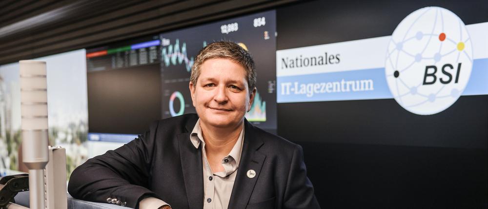 Claudia Plattner, Präsidentin des Bundesamts für Sicherheit in der Informationstechnik (BSI), steht im Nationalen IT-Lagezentrum.