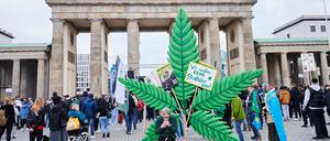 Teilnehmende einer Demonstration für die Freigabe von Cannabis. (Archivbild)