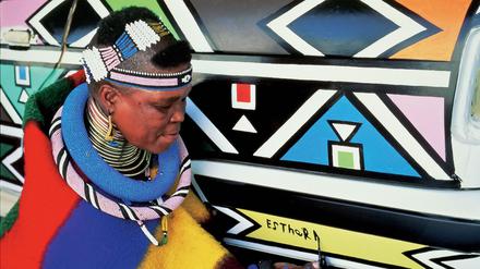 Die Künstlerin Esther Mahlangu signiert ihr zweites Art Car.
