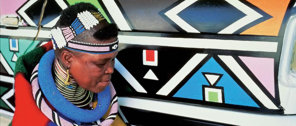 Die Künstlerin Esther Mahlangu signiert ihr zweites Art Car.