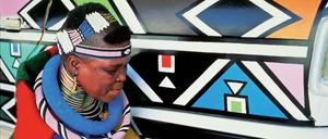 Die Künstlerin Esther Mahlangu signiert ihr zweites Art Car.