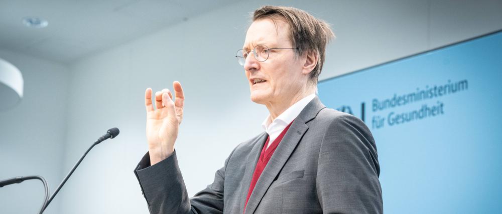 Bundesgesundheitsminister Karl Lauterbach (SPD) gibt dem Druck nach.