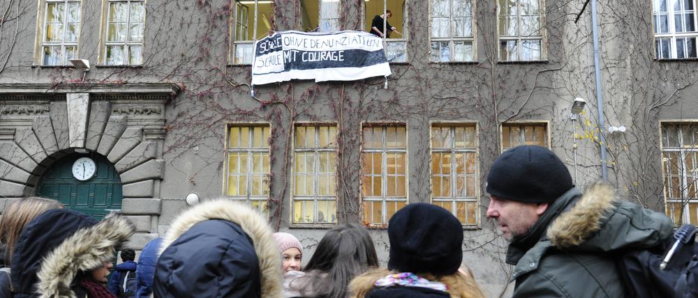 Am Andreas-Gymnasium in der Koppenstraße in Berlin hatten Schüler vor einiger Zeit ein Plakat aufgehängt, um sich gegen die AfD zu positionieren.
