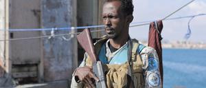 Schwerer Kampf:: Ein Mitglied der Puntland Maritime Police Force, einer Sicherheitsgruppe aus Somalia, die Piraterie, illegale Fischerei und andere illegale Aktivitäten vor der Küste Somalias verhindern will.
