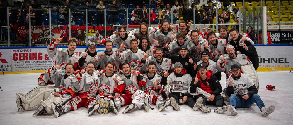 So sehen Sieger aus. Die Eishockey-Akademiker aus Wedding sind Meister.