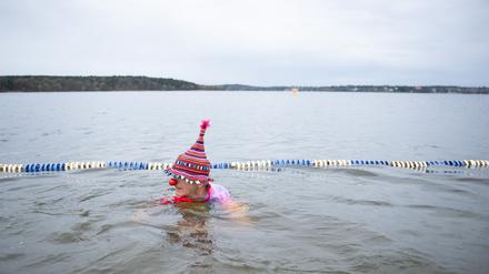 Klaus Dieter schwimmt zum Start der Badesaison im Strandbad Wannsee verkleidet im Wasser. 