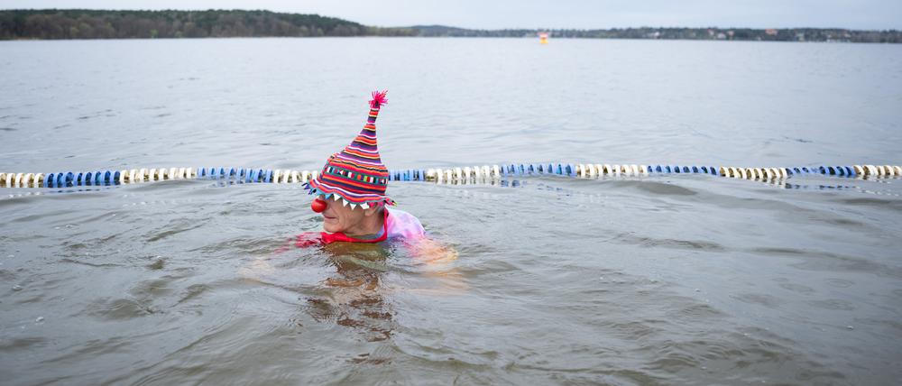 Klaus Dieter schwimmt zum Start der Badesaison im Strandbad Wannsee verkleidet im Wasser.