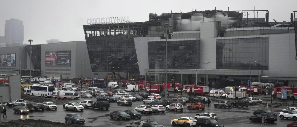 Ein Blick auf das abgebrannte Veranstaltungszentrum Crocus City Hall nach einem Anschlag am westlichen Rand von Moskau.