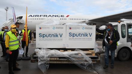 210309 -- TUNIS, March 9, 2021 -- Workers prepare to transport the COVID-19 vaccine at the Carthage International Airport in Tunis, Tunisia, on March 9, 2021. Tunisia received 30,000 doses of the first batch of Russia s Sputnik V vaccine against COVID-19 on Tuesday. Photo by /Xinhua TUNISIA-TUNIS-COVID-19 VACCINE-ARRIVAL AdelxEzzine PUBLICATIONxNOTxINxCHN 