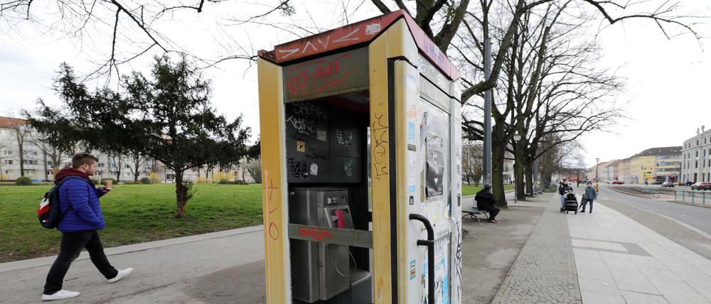 2023 hat die Telekom alle verbliebenen Telefonzellen abgeschaltet. Am Platz der Einheit steht das letzte Häuschen in Potsdam.