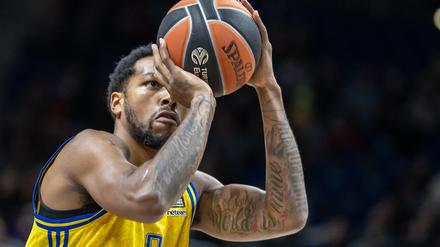 Fokussiert. Berlins Sterling Brown hält den Ball bereit für einen Freiwurf. 