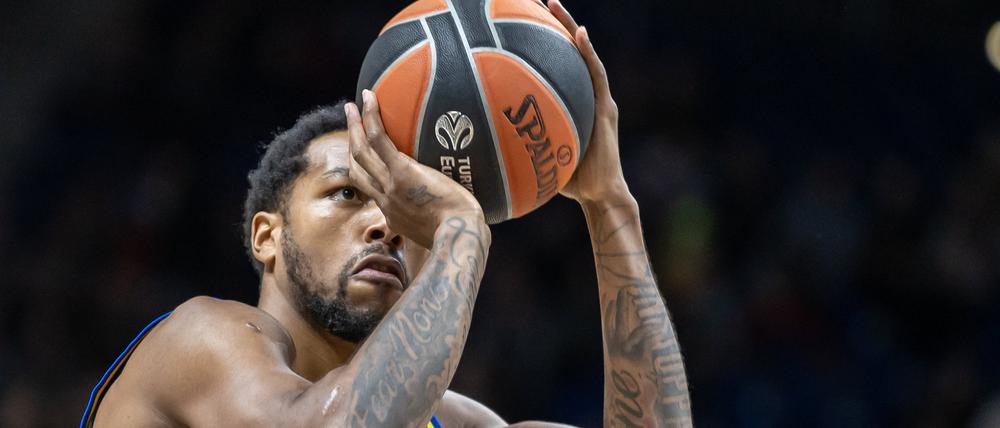 Fokussiert. Berlins Sterling Brown hält den Ball bereit für einen Freiwurf. 