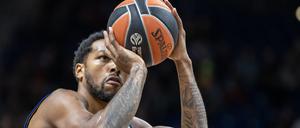 Fokussiert. Berlins Sterling Brown hält den Ball bereit für einen Freiwurf. 