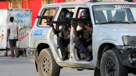 Polizisten in der haitianischen Hauptstadt Port-au-Prince, im Einsatz gegen Gangs.