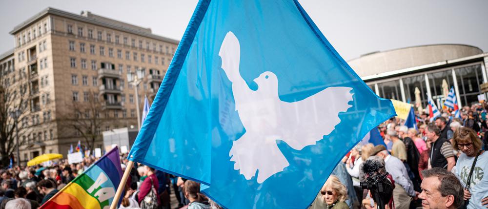 Eine Flagge mit der Friedenstaube ist auf dem traditionellen Ostermarsch unter dem Motto «Kriegstüchtig – Nie wieder» zu sehen. Im Zentrum des diesjährigen Ostermarsches stehen der Israelkonflikt und der russische Angriffskrieg in der Ukraine.