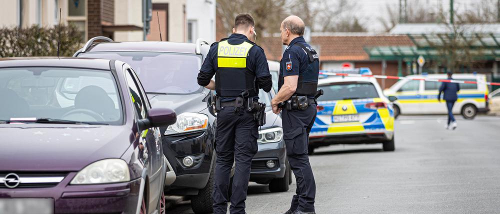 Die Polizei untersucht eine tödliche Gewalttat in Niedersachsen. Die Hemmschwelle für Gewalt in Deutschland sinkt und hat 2023 den Höchststand seit 15 Jahren erreicht.