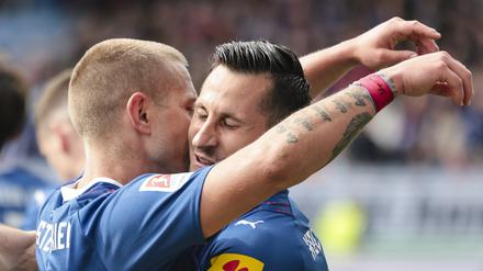Steven Skrzybski (r.) und Lewis Holtby erzielten die Tore für Holstein Kiel.
