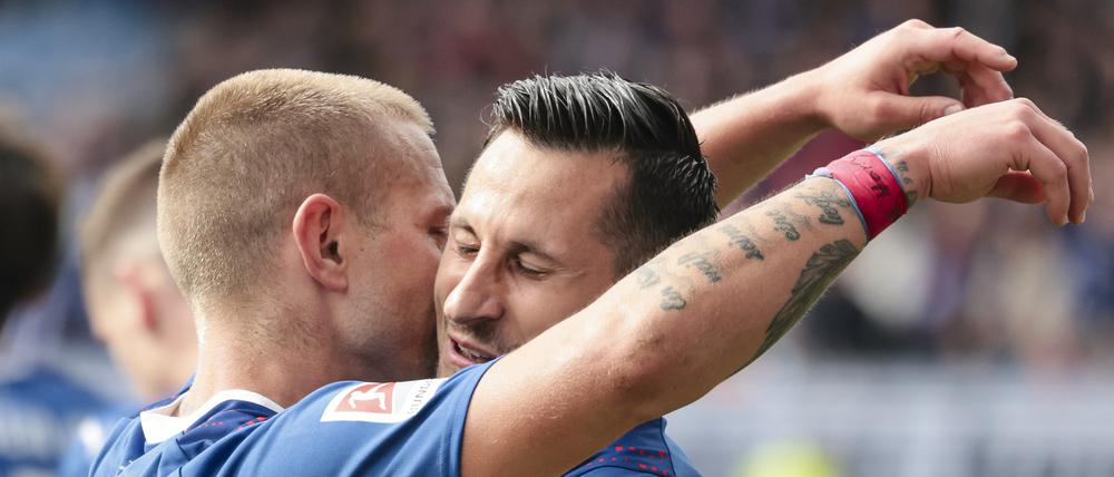 Steven Skrzybski (r.) und Lewis Holtby erzielten die Tore für Holstein Kiel.