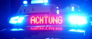 „Achtung“ ist auf dem Dach eines Polizeiautos zu lesen.