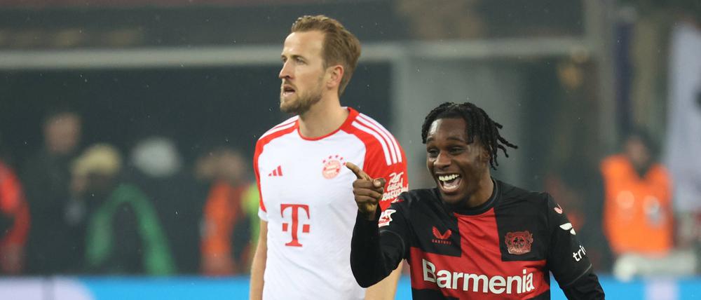 Jeremie Frimpong (rechts) gewann mit Bayer Leverkusen schon das direkte Duell gegen Bayern München (links Harry Kane) und steht kurz vor der Meisterschaft.