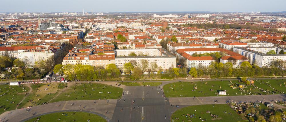 ARCHIV - 11.04.2020, Berlin: Zahlreiche Menschen sind während des Sonnenuntergangs auf dem Tempelhofer Feld unterwegs - im Hintergrund ist der Bezirk Neukölln zu sehen. (Luftaufnahme mit einer Drohne) (zu dpa: «Größere Eingänge und mehr: Tempelhofer Feld soll attraktiver werden») Foto: Christophe Gateau/dpa +++ dpa-Bildfunk +++
