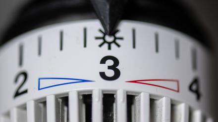 Das Thermostat einer Heizung steht auf Stufe drei.