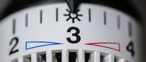 ARCHIV - 26.02.2024, Sachsen, Leipzig: Das Thermostat einer Heizung steht auf Stufe drei. (zu dpa: «Lemke fordert staatliche Missbrauchsaufsicht für Fernwärme») Foto: Hendrik Schmidt/dpa +++ dpa-Bildfunk +++