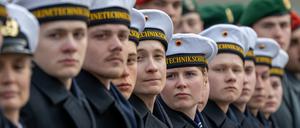 Bundeswehr-Rekruten stehen beim feierlichen Gelöbnis bei der Vereidigungs-Zeremonie im Hafen. 68 neue Soldatinnen und Soldaten der Marinetechnikschule Parow sind vereidigt worden.