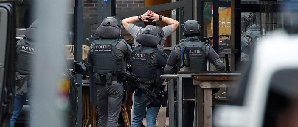 Nach stundenlangen Verhandlungen ließ der 28-Jähriger die Geiseln in Ede in den Niederlanden frei. Bei seiner Festnahme leistete er keinen Widerstand.