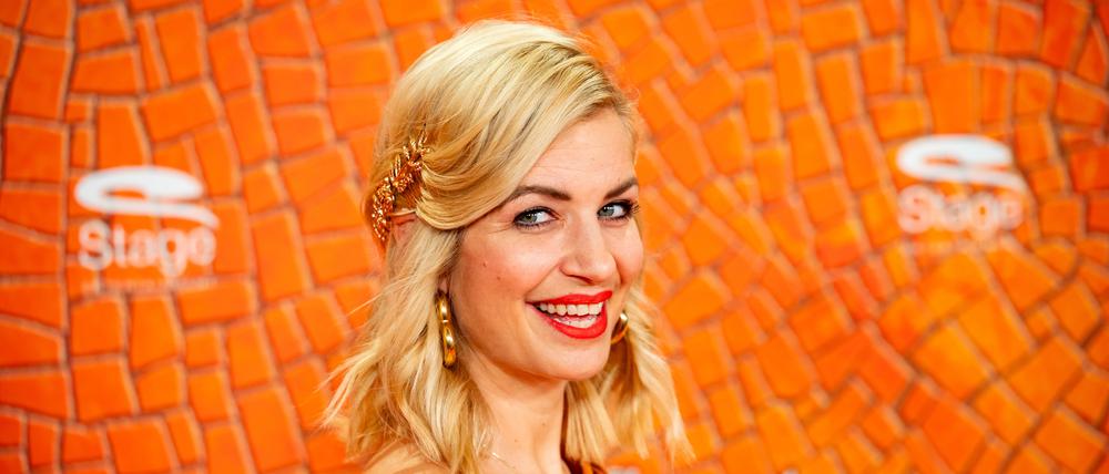 Susan Sideropoulos, Schauspielerin, steht auf dem roten Teppich vor der Weltpremiere des Musicals „Hercules“ in Hamburg.