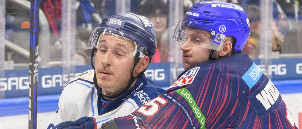 Eisbär gegen Tiger. Manuel Wiederer von den Eisbären (li.) und Luke Adam von den Straubing Tigers.