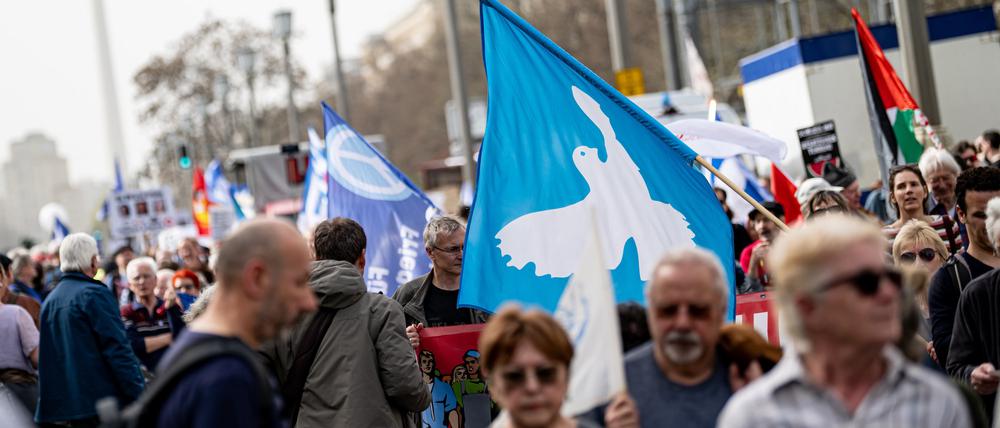 Eine Flagge mit der Friedenstaube ist auf dem traditionellen Ostermarsch unter dem Motto «Kriegstüchtig - Nie wieder» zu sehen.