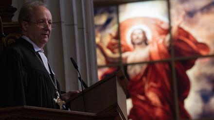 Christian Stäblein, Bischof der Evangelischen Kirche Berlin-Brandenburg-schlesische Oberlausitz, spricht während des Gottesdiensts zum Ostersonntag im Berliner Dom.